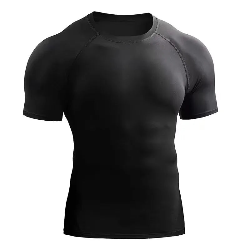 Camiseta de compresión para entrenar negra, diseñada para mejorar el rendimiento y reducir la fatiga muscular.