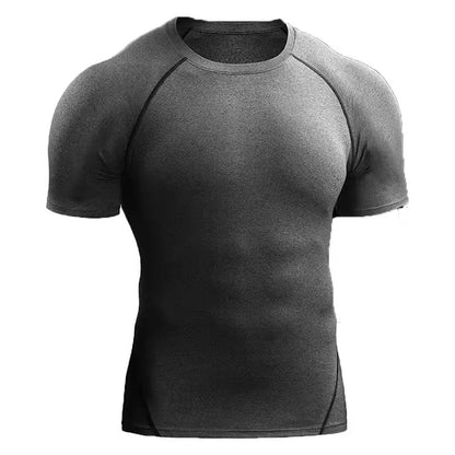 Camiseta de compresión para entrenar en color negro, diseñada para mejorar el rendimiento y reducir la fatiga muscular.